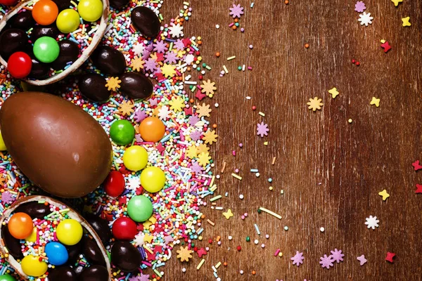 チョコレートの卵をイースターの背景 — ストック写真
