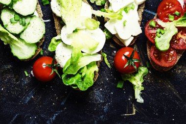 Bruschetta sebze, peynir ve marul