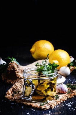 Midye zeytinyağı limon ve otlar