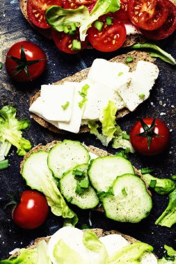 Bruschetta sebze, peynir ve marul