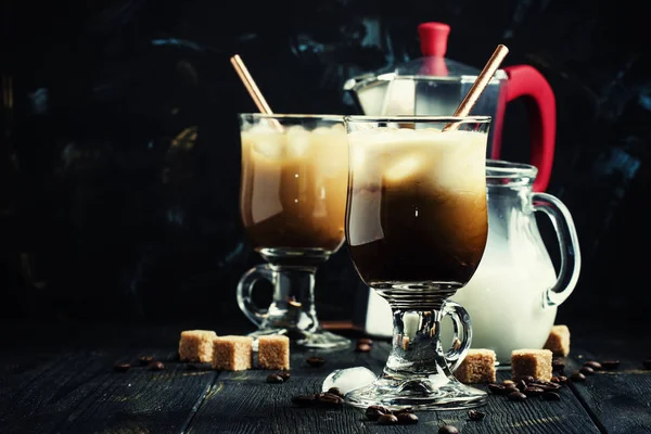 Caffè di ghiaccio in occhiali — Foto Stock