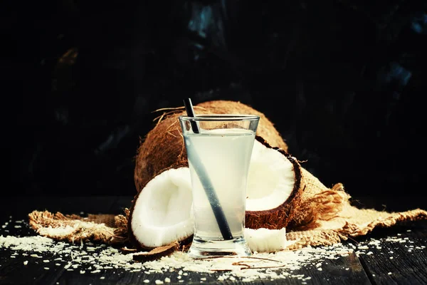 Woda kokosowa, ciemne tło — Zdjęcie stockowe