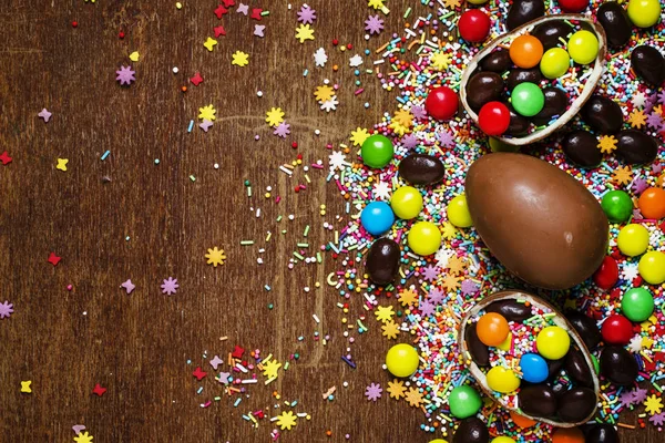 Velikonoční pozadí s čokoládová vajíčka — Stock fotografie