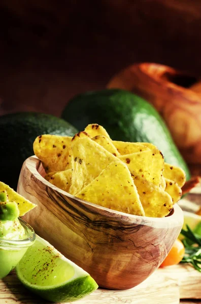 Nachos e avocado, focus selettivo — Foto Stock