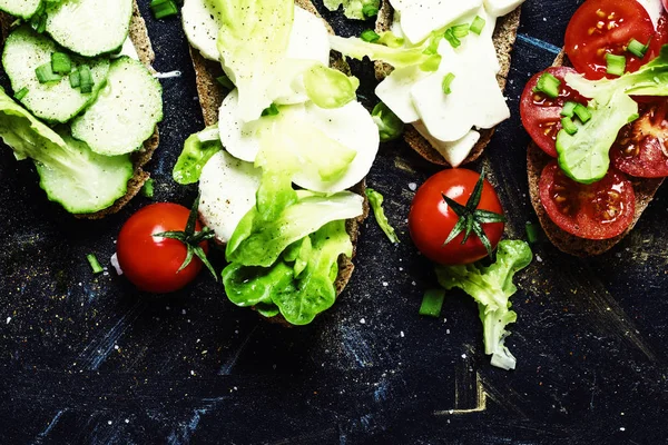 Bruschetta sebze, peynir ve marul