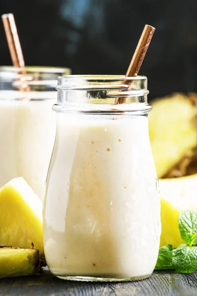 Cóctel mixto con piña y plátano en botellas —  Fotos de Stock