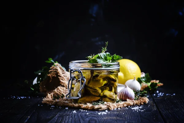 Miesmuscheln in Olivenöl mit Zitrone und Kräutern — Stockfoto