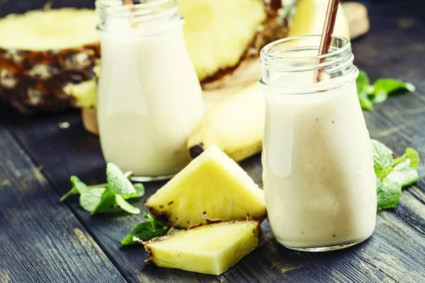 Mixcocktail mit Ananas und Banane in Flaschen — Stockfoto