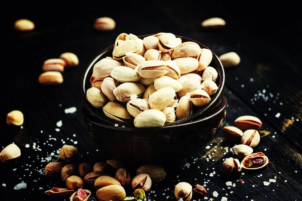Saltade pistagenötter i en skål — Stockfoto
