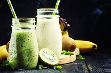 Milkshake kivi, muz ve yoğurt ile