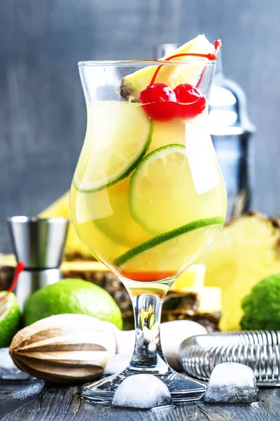 Літній коктейль з ананасом, лаймом та бренді — стокове фото