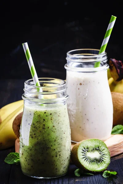 Milkshake kivi, muz ve yoğurt ile