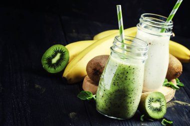 Milkshake kivi, muz ve yoğurt ile