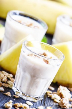 Muz, ananas, yoğurt ve müsli milkshake 