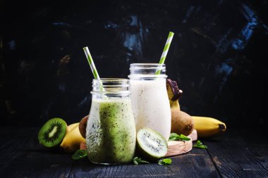 Milkshake kivi, muz ve yoğurt ile