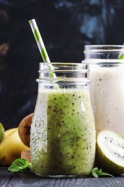 Milkshake kivi, muz ve yoğurt ile
