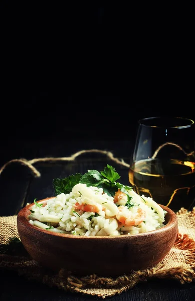 Rijst met zeevruchten en witte wijn — Stockfoto