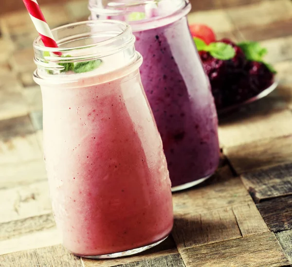 Batido con fresas, moras y yogur —  Fotos de Stock