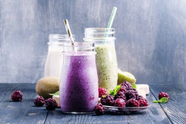 Çok renkli berry ve meyve smoothies 