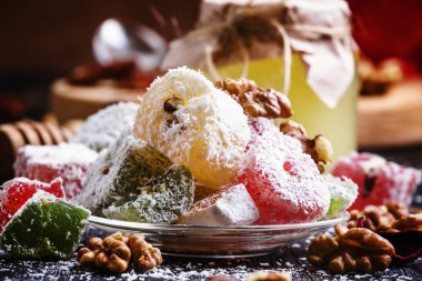 Rahat lukum, tatlım, fındık ve Hindistan cevizi ile oryantal tatlılar
