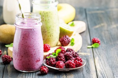 Çok renkli berry ve meyve smoothies 