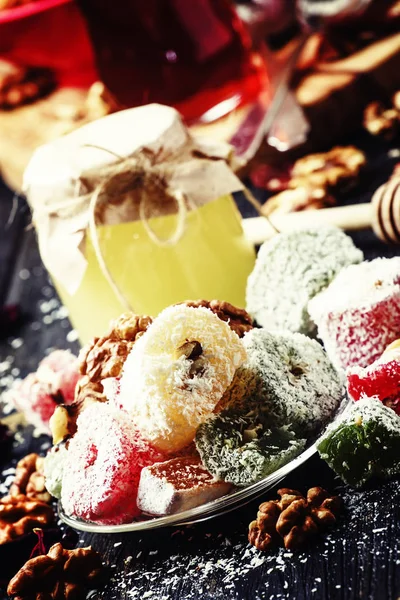 Rahat lukum, orientalische Süßigkeiten mit Honig, Nüssen und Kokosnüssen — Stockfoto