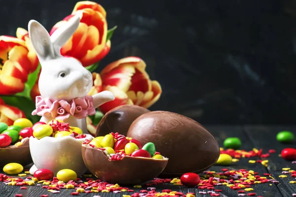Composição de Páscoa com um coelho e flores — Fotografia de Stock