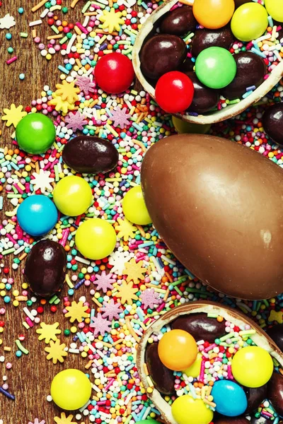 Velikonoční pozadí s vejci a sladkosti — Stock fotografie