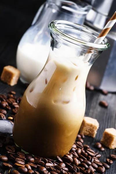 Kalter Eiskaffee mit Milch und Eis — Stockfoto