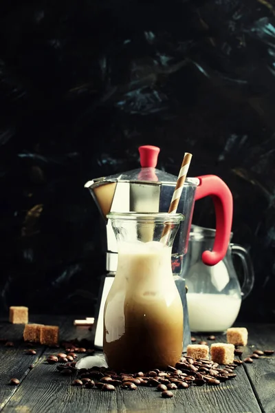 冷的冰的咖啡，牛奶和冰 — 图库照片