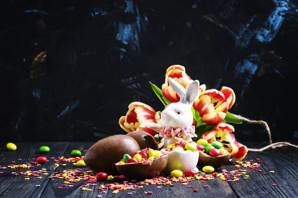 Великодня композиція з кроликом і квітами — стокове фото