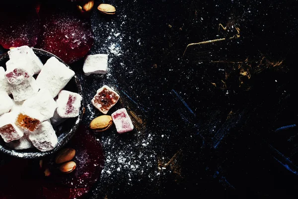 Dulces orientales con azúcar en polvo — Foto de Stock