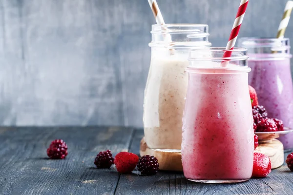 Sélection de smoothies aux baies roses et milkshakes — Photo