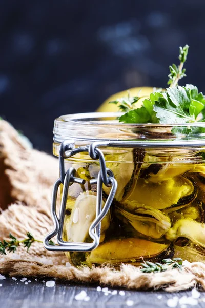 Cozze in olio d'oliva e succo di limone — Foto Stock