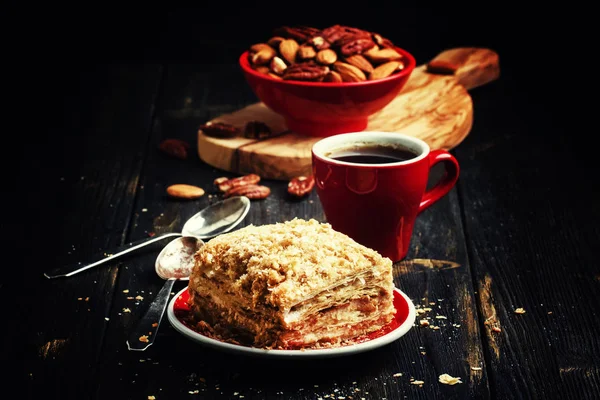 Pastel de capa rusa tradicional y café —  Fotos de Stock