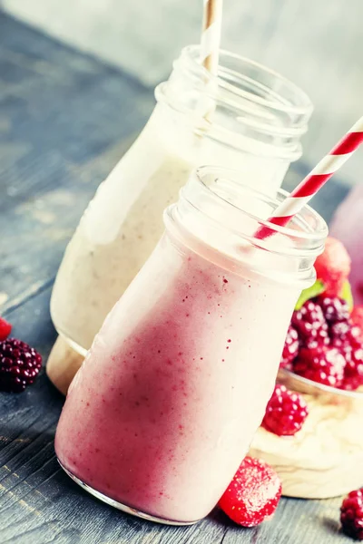 Επιλογή των ροζ berry smoothies και milkshakes — Φωτογραφία Αρχείου