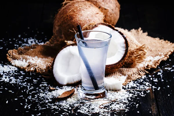 Erfrischendes Kokoswasser im Glas — Stockfoto