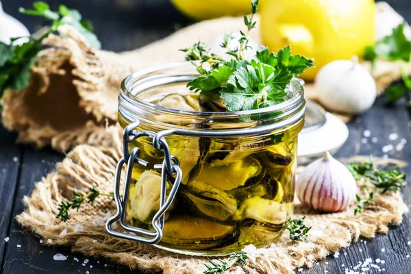 Мідії в оливковій олії та лимонному соку — стокове фото