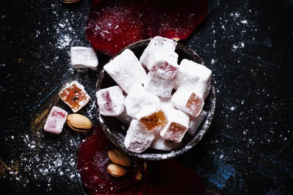 Chokladbitar med socker pulver — Stockfoto