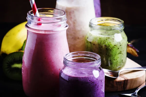 Seleção de smoothies de frutas e bagas coloridas — Fotografia de Stock