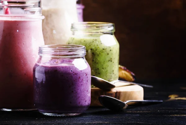 Seleção de smoothies de frutas e bagas coloridas — Fotografia de Stock