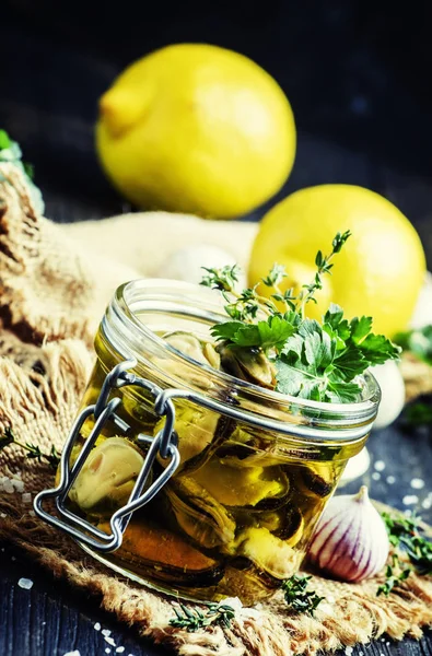 Małże w soku z cytryny i oliwy z oliwek — Zdjęcie stockowe
