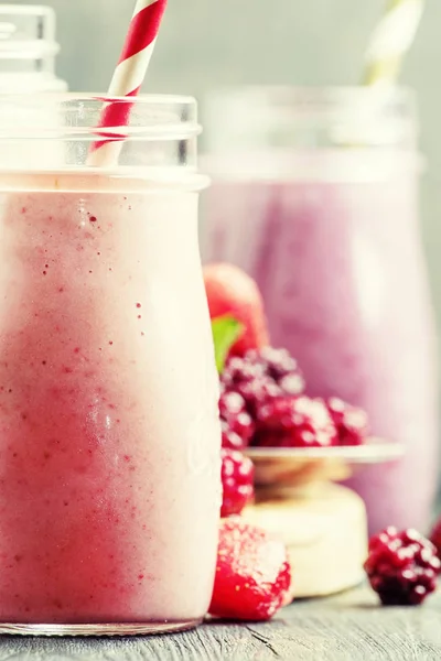 Επιλογή των ροζ berry smoothies και milkshakes — Φωτογραφία Αρχείου