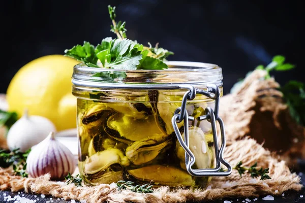 Мідії в оливковій олії та лимонному соку — стокове фото