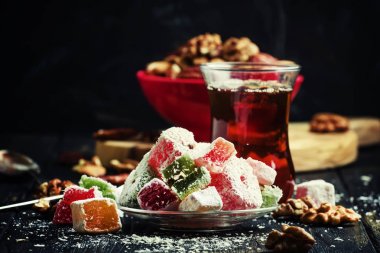 Siyah çay ve fındık ile şeker 