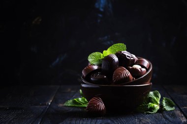 Çikolatalı tatlılar ve nane yaprakları