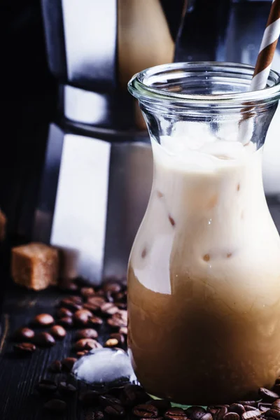 Черный кофе со льдом и молоком — стоковое фото