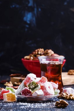 Siyah çay ve fındık ile şeker 