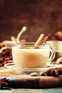 Masala çay süt ve baharatlar 