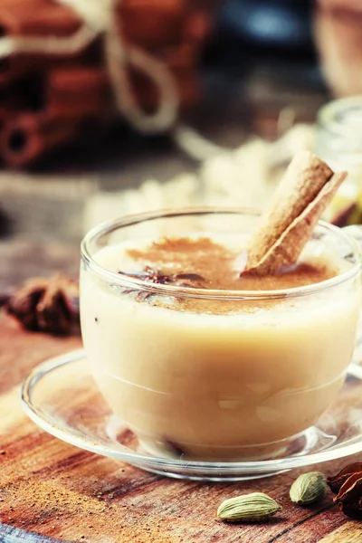 マサラ紅茶とミルクとスパイス — ストック写真